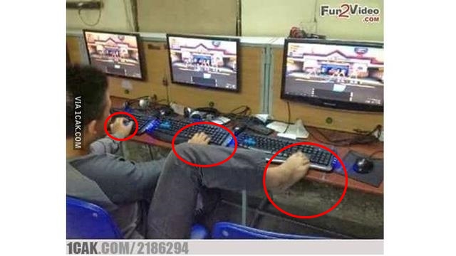 Gaya nyeleneh orang bermain game bikin garuk-garuk kepala